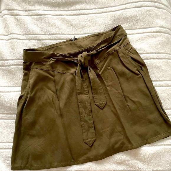 Size S/M, forever 21. Never worn. Green mini skirt with pockets! - Picture 1 of 4